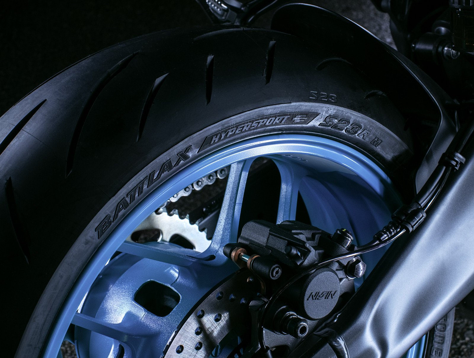 YAMAHA MT-09 輕量鋁圈 × Battlax 高性能胎